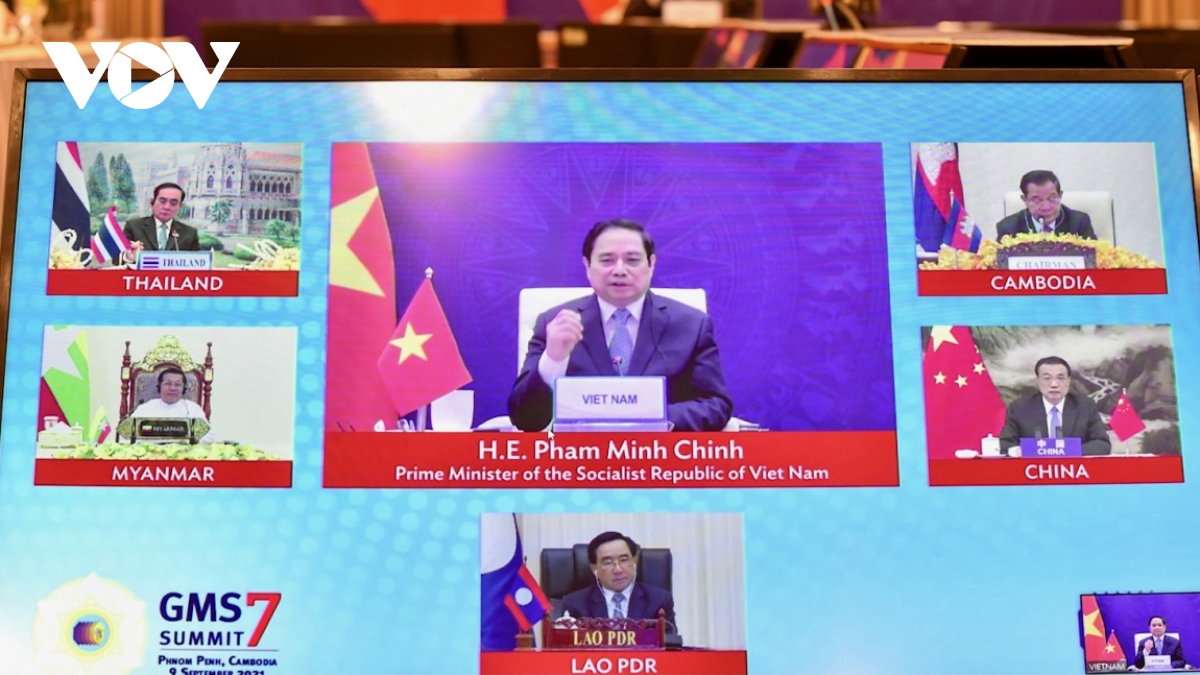 PM Chinh underlines importance of effective co-operation to contain virus